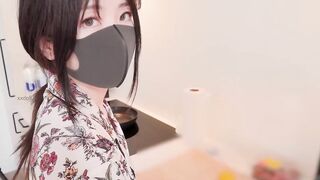 玩偶姐姐HongKongDoll女神丝袜足交 巨屌被夹到射精喷满脚心