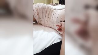 表姐真的骚起来，在床上等我，看见鸡巴直接开舔，真是床上高手，我要被她逼疯了。