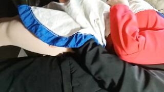 【人妻】寂寞少妇被快递小哥按在床上疯狂输出，丈夫在隔壁却不知
