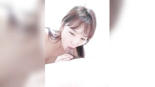 清纯系少妇欲望沦陷，展示好身材自慰骚穴沦陷在小哥的抽插快感中，口交大鸡巴69舔逼各种爆草，特写展示骚穴