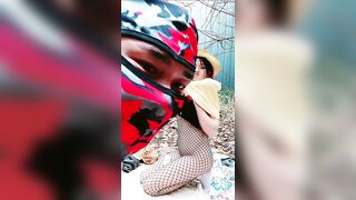 精壮小伙户外享受姐妹花激情啪啪给狼友看，全程露脸享受骚逼的口交大鸡巴，压在身下爆草抽插激情上位姐妹放哨