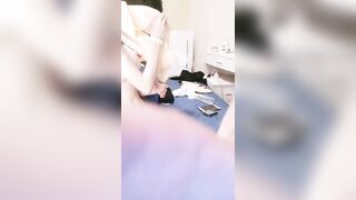 纹身哥操学生妹小女友！苗条身材超紧致粉穴！扶着腰后入爆操，吸吮舔屌活不错，扛起腿进进出出