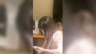 【泄密流出】传媒大学骚女吴嘉宜和传媒大学实习男炮友，自拍不雅视频，被灵魂拷问性爱史，一边吃大屌做爱720P高清无水印