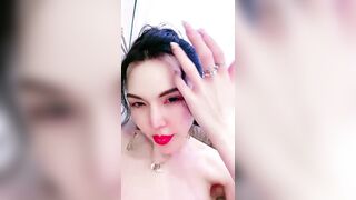 【诱惑指数9分身材爆炸御姐】175CM顶级美腿，骚舞扭动太妖艳，假屌深插很会玩，从下往上视角抽插，搞得淫水直流