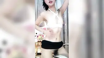 舞蹈系妹子为赚钱下海直播【park1】放的很开黄瓜自慰，细腰蜜桃臀还有腹肌，扭动小腰展示电臀，肛塞尾巴跳蛋震穴