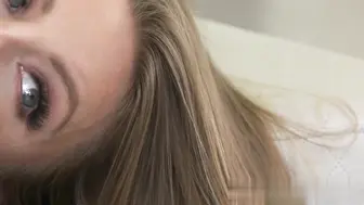成人时间 - 大山雀熟女布兰妮琥珀尝试用一英尺长的公鸡进行 DPing！异族轮奸！