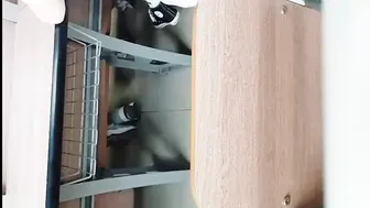 成都大二学生在上课的时候脱了裤子自慰