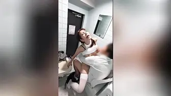 日本OF人气播主 香月怜 卫生间与粉丝做爱视频曝光 巨乳翘臀骚样诱人 口交后入干到高潮，在公共洗手间做爱真的让我湿透了