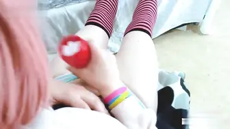 伪娘福利姬：趁姐姐不在偷穿姐姐校服自慰