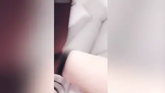 极品福利姬脱到一丝不挂诱惑观众，很漂亮的一线天