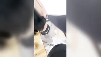妹妹和男友吵架后在家里发火，没想到亲哥竟然用鸡巴帮亲妹泻火，用手扣逼的时候，妹妹的逼里还残留着男友的精液！