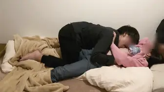 姊弟乱伦调教我色情的姐姐 散发着勾人魂魄的香味。弟弟无法抗拒，被姐姐压在身下，她用手握住弟弟那坚挺的肉棒