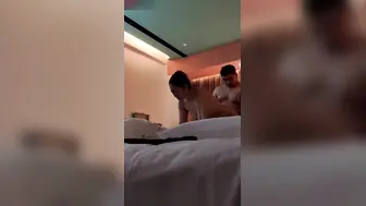 巨乳嫂子和兄乱伦 骚货和兄弟开房偷情 上了年纪都还如虎如狼