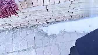 带着骚妈露天大院做爱，又在灶台上高潮，还把精液都弄到了锅里给大家品尝