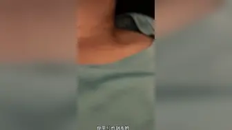 周末假期姐弟归家，趁老爸看电视不注意，弟弟竟偷偷的溜进了亲姐的房间