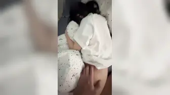 Pua亲妹妹乱伦 用猫咪吸引白T恤亲妹妹回家啪啪，果然年轻的骚逼就是嫩