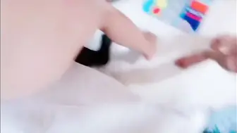 【母子乱伦事件】乱伦大神，超级变态傻儿子厨房操妈妈掰开骚穴射进逼里