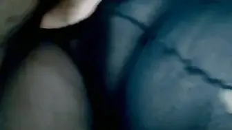 【河南姐弟乱伦事件】晚上亲姐姐穿上黑丝袜不穿内裤故意色诱我，逼毛太诱人没忍住直接扑上去就操