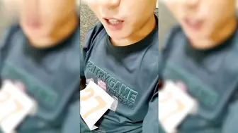 乱伦系列，撩起阿姨豹纹短裙，扒开丝袜解开内裤，厨房后入大肥臀