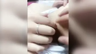 海角乱伦：性感嫂子精心打扮跟我一起进房间，被我内射，还让我快点去买药，说我在害她