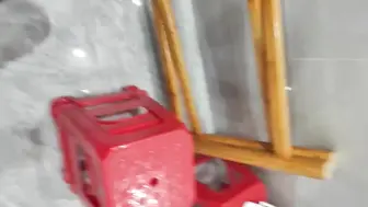 真实家庭乱伦 媳妇打电话殊不知我正在操她妈 我继续猛烈地抽插岳母，让她不要出声，她却一边被我干，一边偷笑