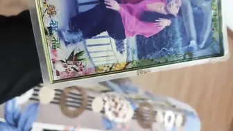 真实家庭乱伦 媳妇打电话殊不知我正在操她妈 我继续猛烈地抽插岳母，让她不要出声，她却一边被我干，一边偷笑