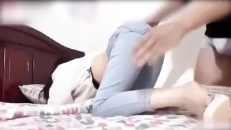 真实家庭乱伦 无套内射穿牛仔裤的白虎女儿