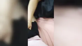 老婆还不知道我和她妹妹之间发生的事情，为了保险起见每次我只能趁老婆睡觉过后，偷偷跑进小姨子的房间