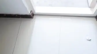连体丝袜性感骚妈楼道发情，直接用邻居的门自慰，被大屌亲儿子干到高潮内射