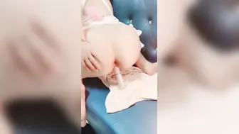 〖白虎箩莉〕罕见一线天明器，淫叫爸爸一边自慰流浆
