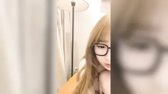 美乳纹身眼镜萝莉被小哥无套猛插