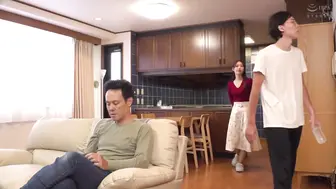 DVMM-353 [中文字幕]我美丽的继母发现我晚上偷看她的障子门…趁我爸爸不在家，让我一次又一次地在她体内射精，与继母的秘密家庭NTR望月りんね