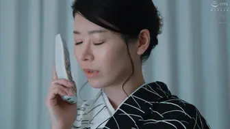 JUR-577 [中文字幕]高级俱乐部的人妻 被大客户汗水和体液弄得满身，闭店后的内射枕营业— 篠原いよ
