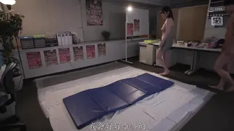 SONE-985 [中文字幕]我在成人影片行业的工作，当我在工作中勃起时，老板就会用她那傲人的K罩杯巨乳帮我打飞机！！ 鷲尾めい