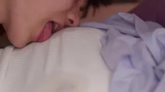 DVAJ-709 [中文字幕]夜夜被继兄揉胸却无法停止装睡，日益升级的指技令人难以自持，不禁娇喘连连，主动缠绕舌吻，在父母眼皮底下隐忍声响的禁忌交合生活，静河