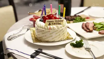 HMN-388 [中文字幕] 讓人睡走Happy Birthday 單戀的女子生日時拜託朋友，直到太陽升起為止，人生中最色情最快樂的中出SEX當作禮物的一天 森日向子