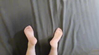 反差学生母狗-外语学院水嫩性感大学美女，被鸡巴粗大的强壮男友直插无毛小嫩逼